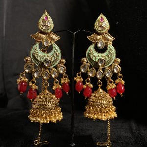 Complete your bridal look with our mesmerizing Indian choker set, featuring a choker necklace, mala, matha patti, jhumkas, hath panja, and nath/nose ring. Each piece is embellished with kundan stones and pearls for a touch of regal elegance.