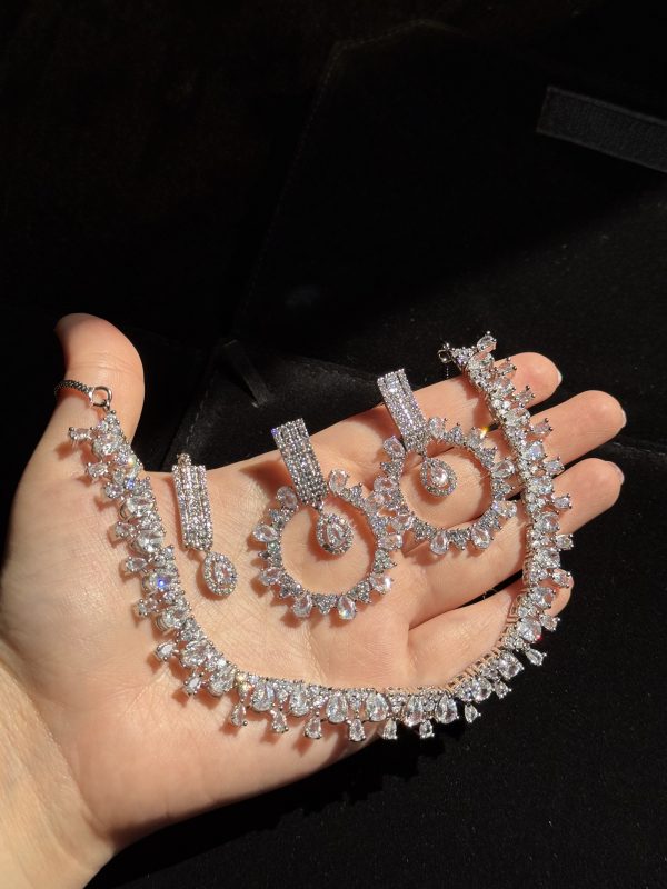 Rea Zircon Set in silver.