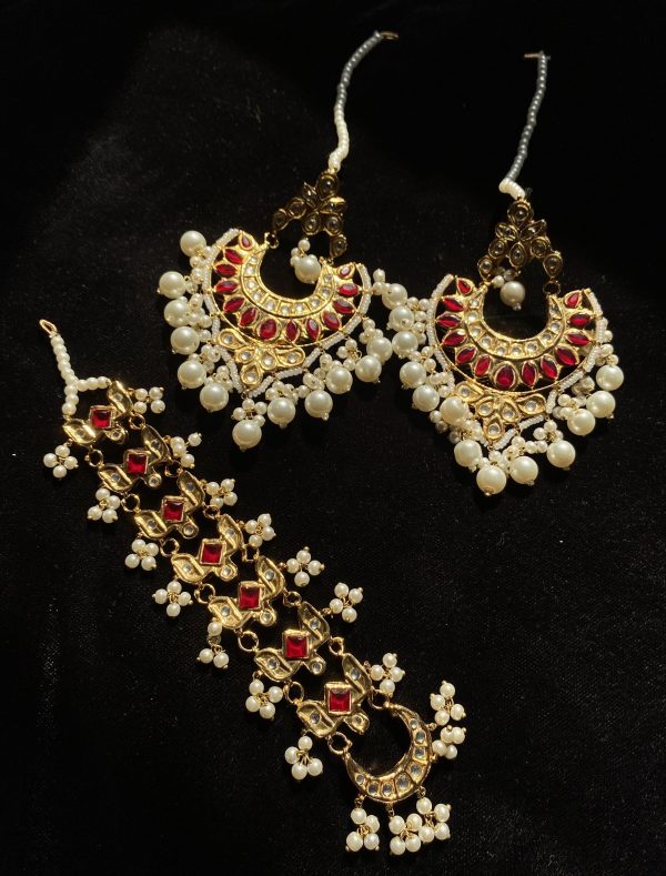 Kundan Teeka Set with crimson stones and pearls.