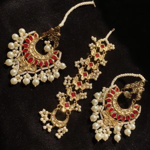 Kundan Teeka Set with crimson stones and pearls.