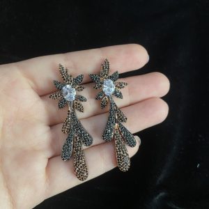 Rose luxe earrings in black and rosegold.