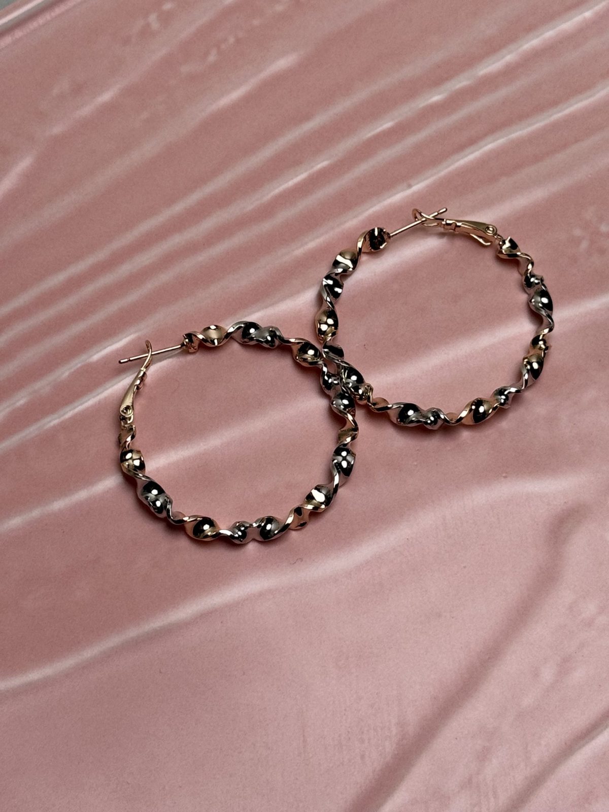 Luna Two-Tone Twisted Hoop