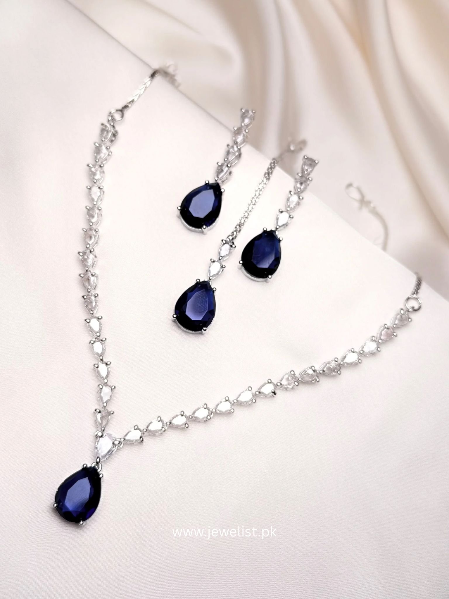 Nouveau Set blue teardrop jewelry set with silver-tone necklace earrings and teeka