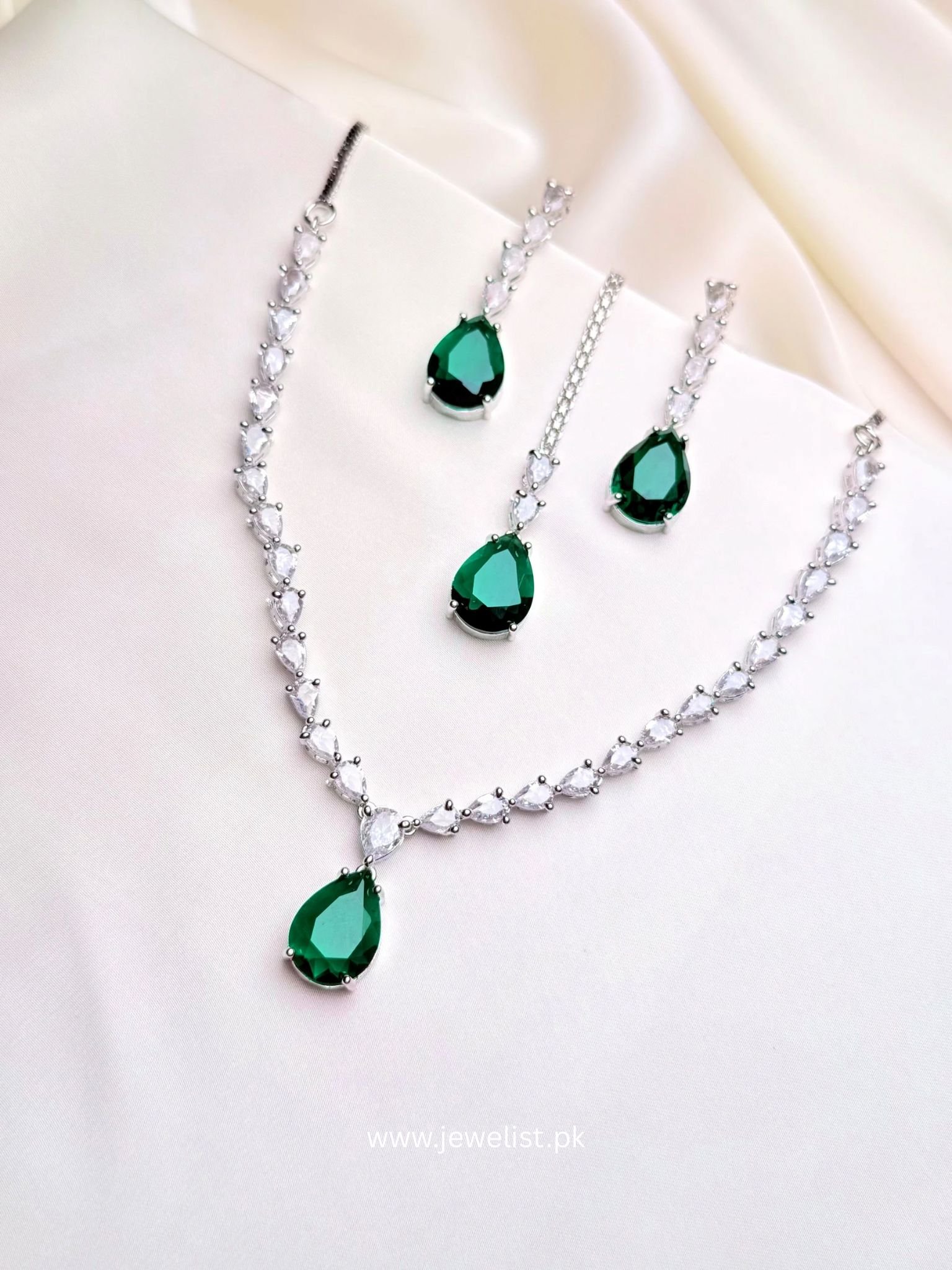 Nouveau Set green teardrop necklace set with matching earrings and teeka