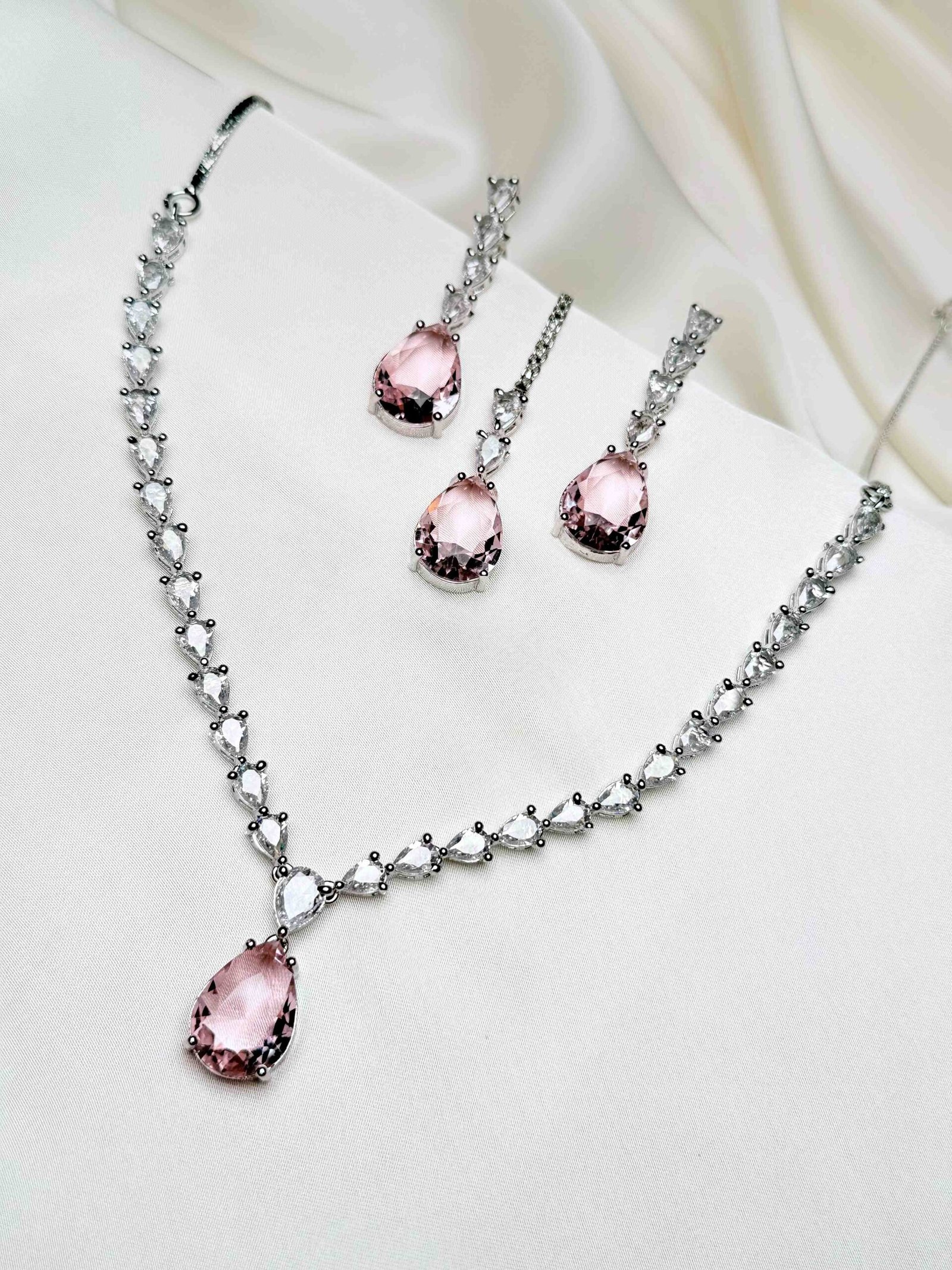 Nouveau Set light pink teardrop jewelry set with silver-tone necklace and earrings