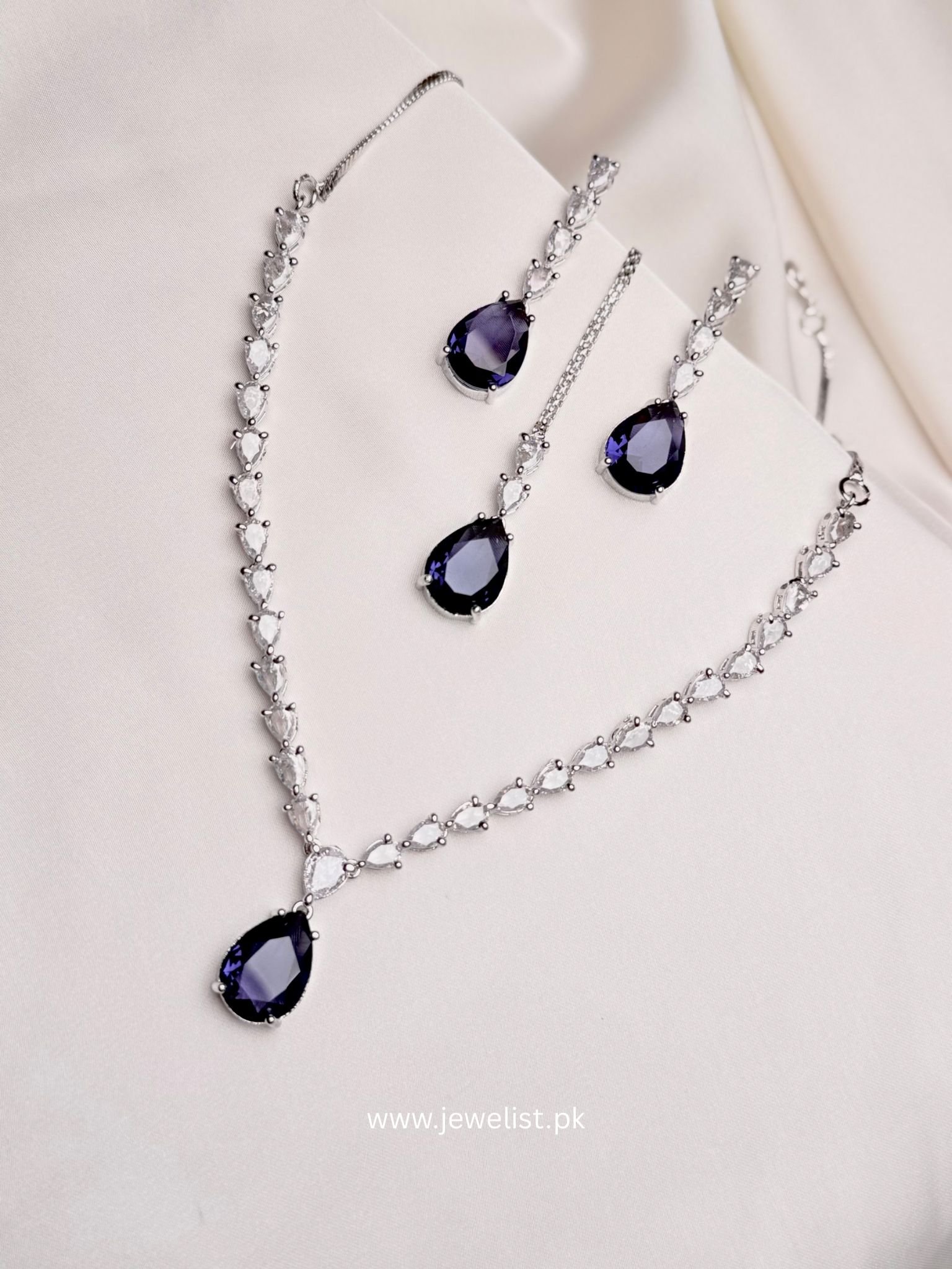 Nouveau Set purple teardrop necklace earrings and teeka in silver-tone finish