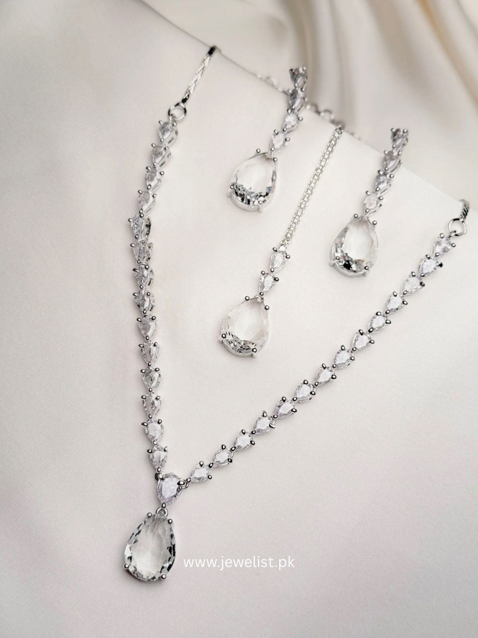 Nouveau Set silver teardrop jewelry set with clear crystal-inspired stones